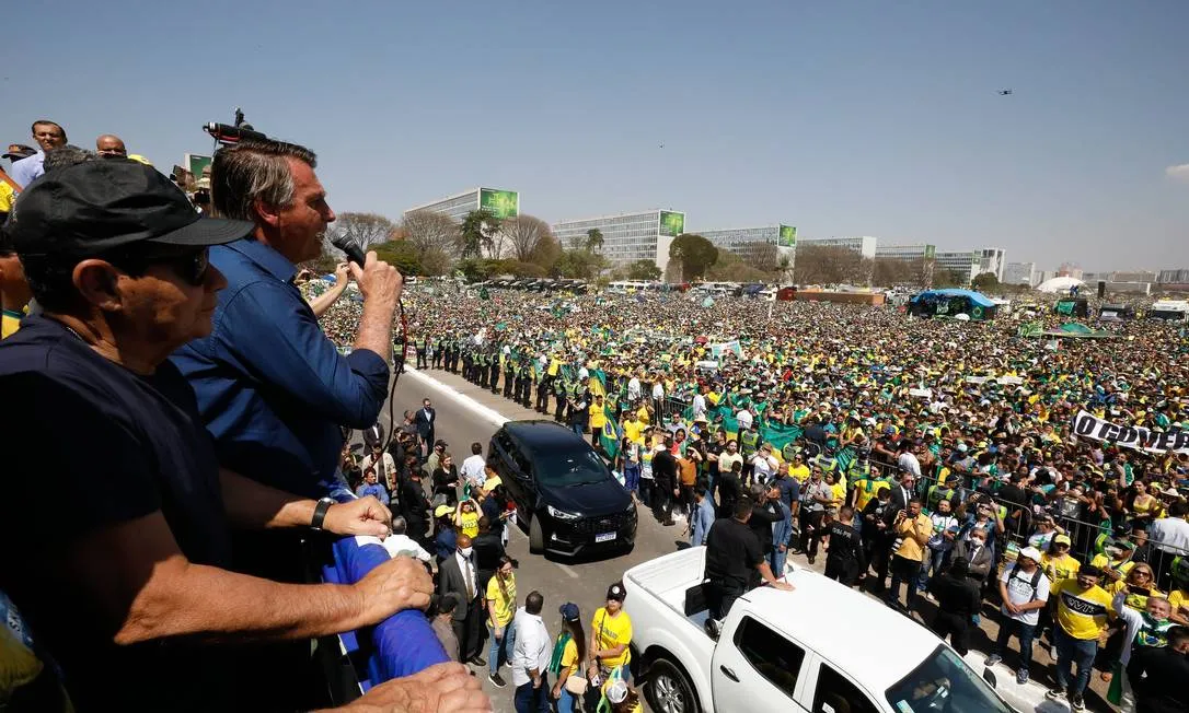 Durante seu mandato, Bolsonaro participou de diversos atos políticos que pediam "intervenção militar"