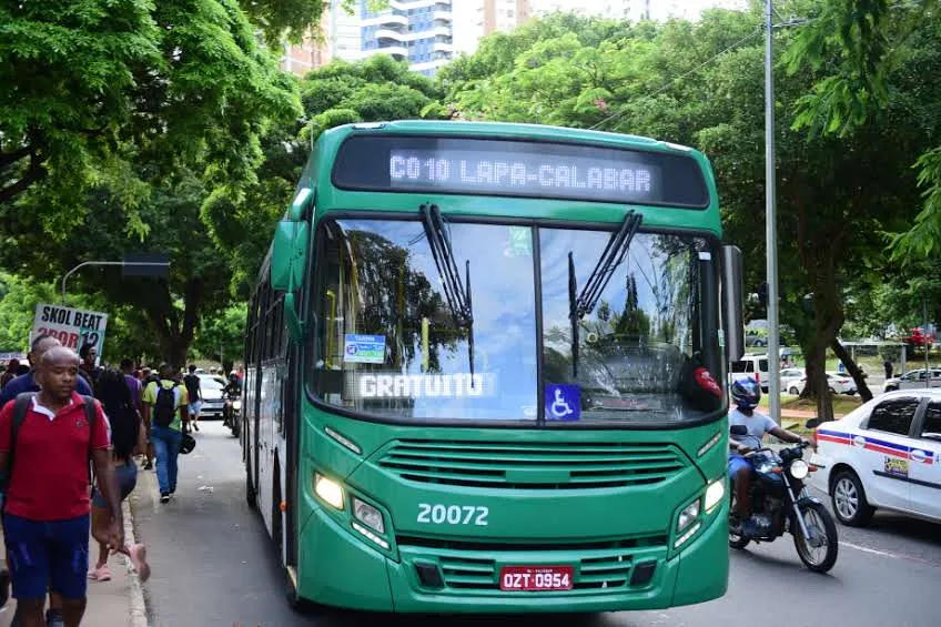 Os ônibus da linha Lapa-Calabar funcionam gratuitamente, em esquema 24 horas
