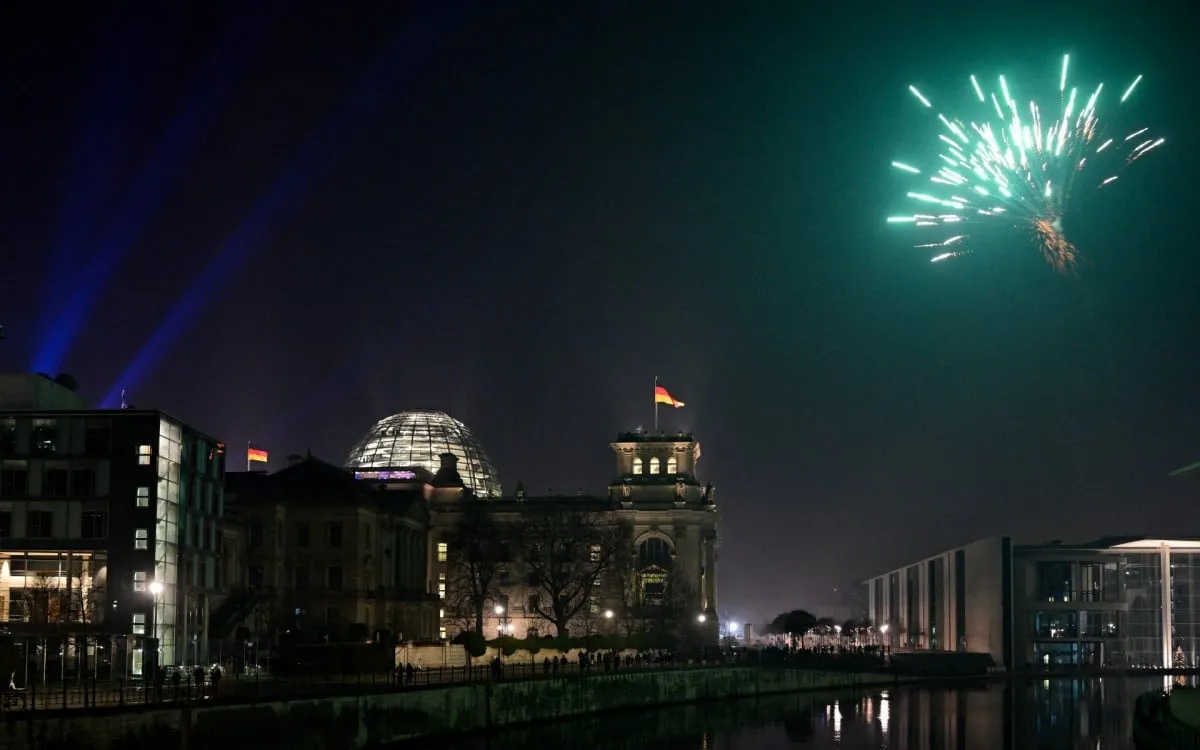 Fogos de artifício sobre o prédio do Reichstag, em Berlim, Alemanha