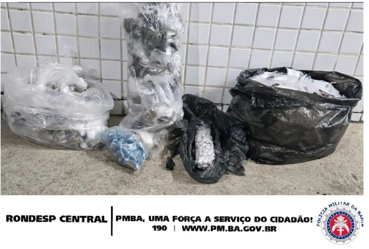 Durante à abordagem e busca pessoal, foram encontrados 408 pinos de cocaína, 352 trouxas de maconha, 200 pedras de crack e 95 pinos de crack
