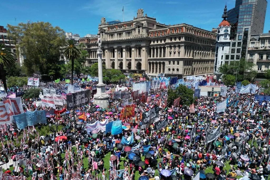 Javier Milei enfrenta primeira greve-geral desde que assumiu a presidência da Argentina, em dezembro