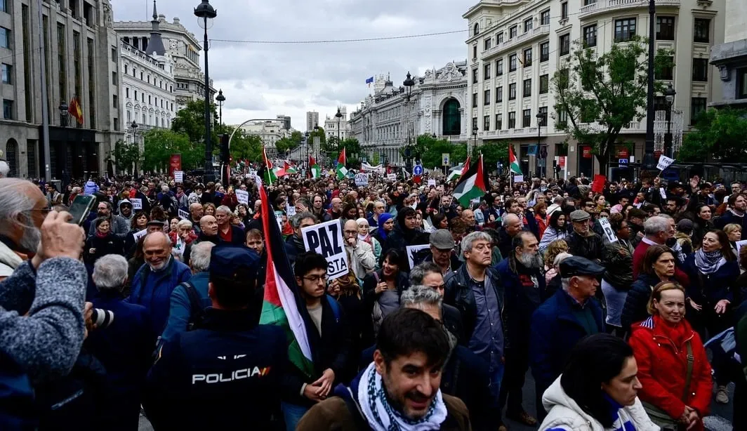 Multidão marchou com faixa que dizia: "liberdade para a Palestina"