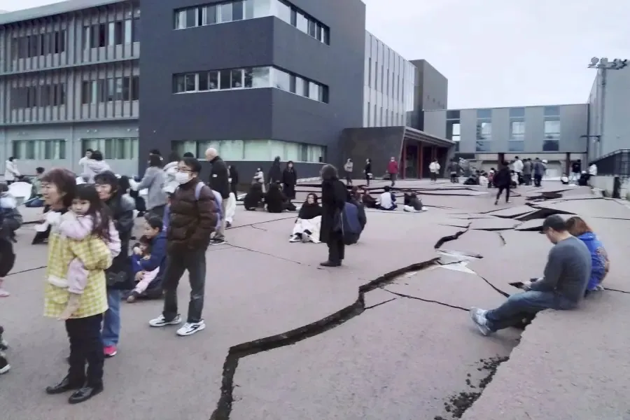 Terremoto causou várias rachaduras nas ruas do Japão
