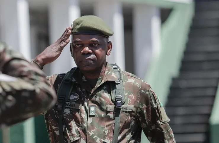 General André Luiz Ribeiro, em sua posse no comando da 6ª Região Militar