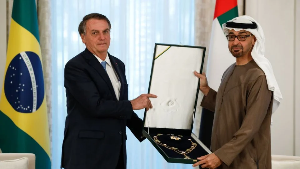 Bolsonaro e o sheik Mohamed bin Zayed, dos Emirados Árabes, em 15 de novembro de 2021 em Abu Dhabi