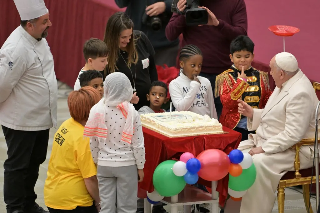Dia especial foi celebrado ao lado de crianças de uma clínica pediátrica administrada pelo Vaticano