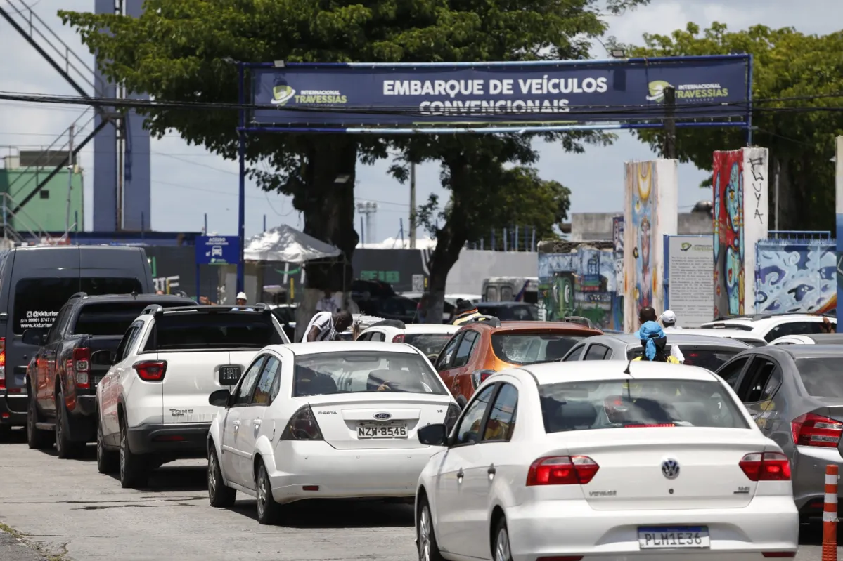 Movimento intenso de veículos no terminal São Joaquim
