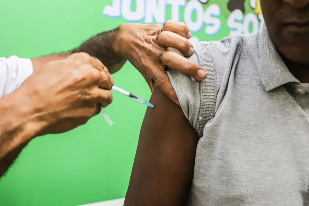 Brasil será primeiro país do mundo a oferecer imunizante contra a dengue em sistema público universal de saúde