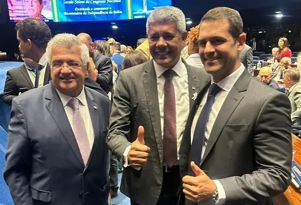 Deputado federal Bacelar (PV) [à esquerda], governador Jerônimo Rodrigues (PT) [no meio], e presidente do Podemos Salvador, João Claudio Bacelar [à direita]
