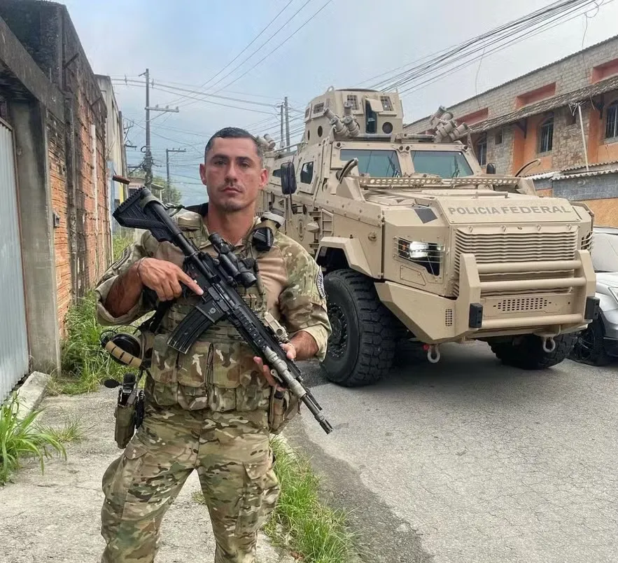 A Polícia Militar informou também que o Corpo de Bombeiros foi acionado, mas o policial federal não resistiu ao ferimento e morreu