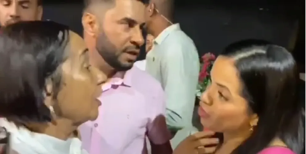 Momento no qual prefeita e parlamentar discutem sobre a permanência em palco de evento