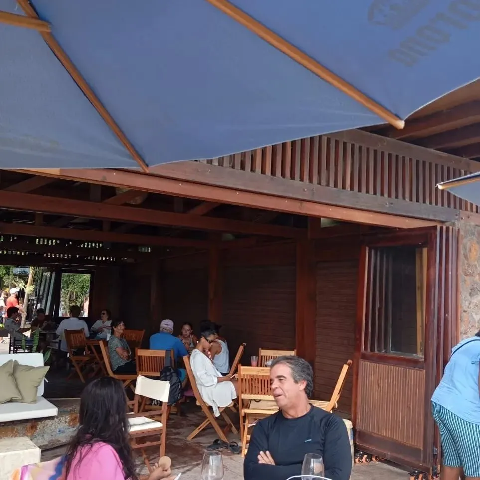 Mesas de restaurante ocupam a frente da colônia de pescadores em Praia do Forte
