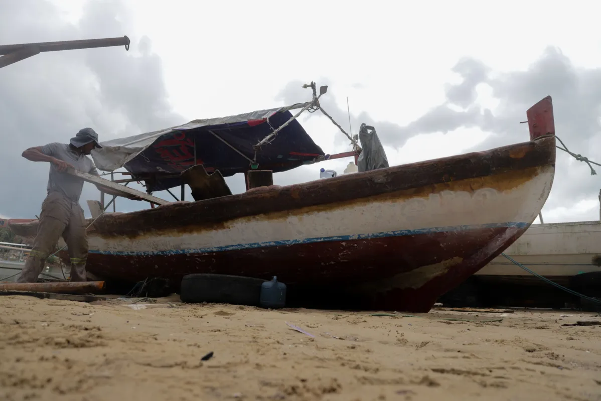 Barco Rio Vermelho, que leva presentes de Iemanjá, em restauração por João do Giro