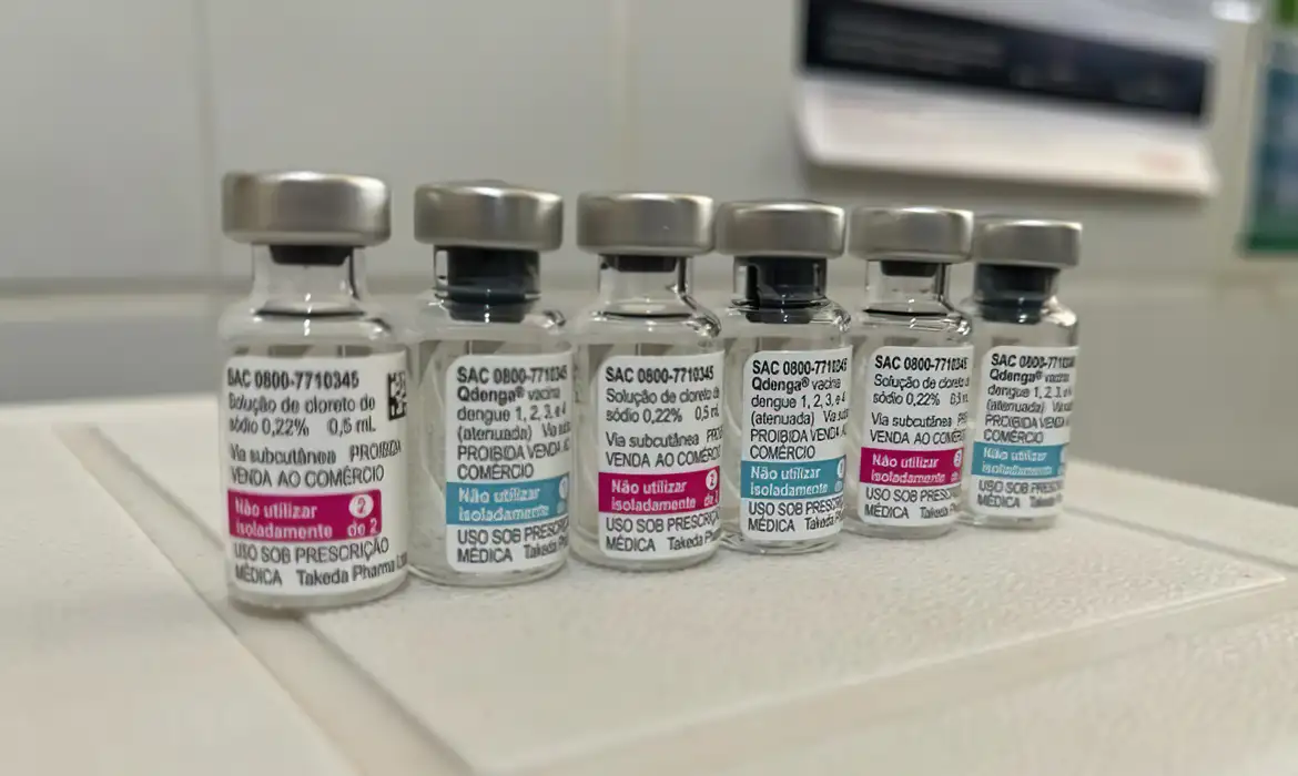 Primeira remessa de vacinas contra a dengue chegou há uma semana no SUS