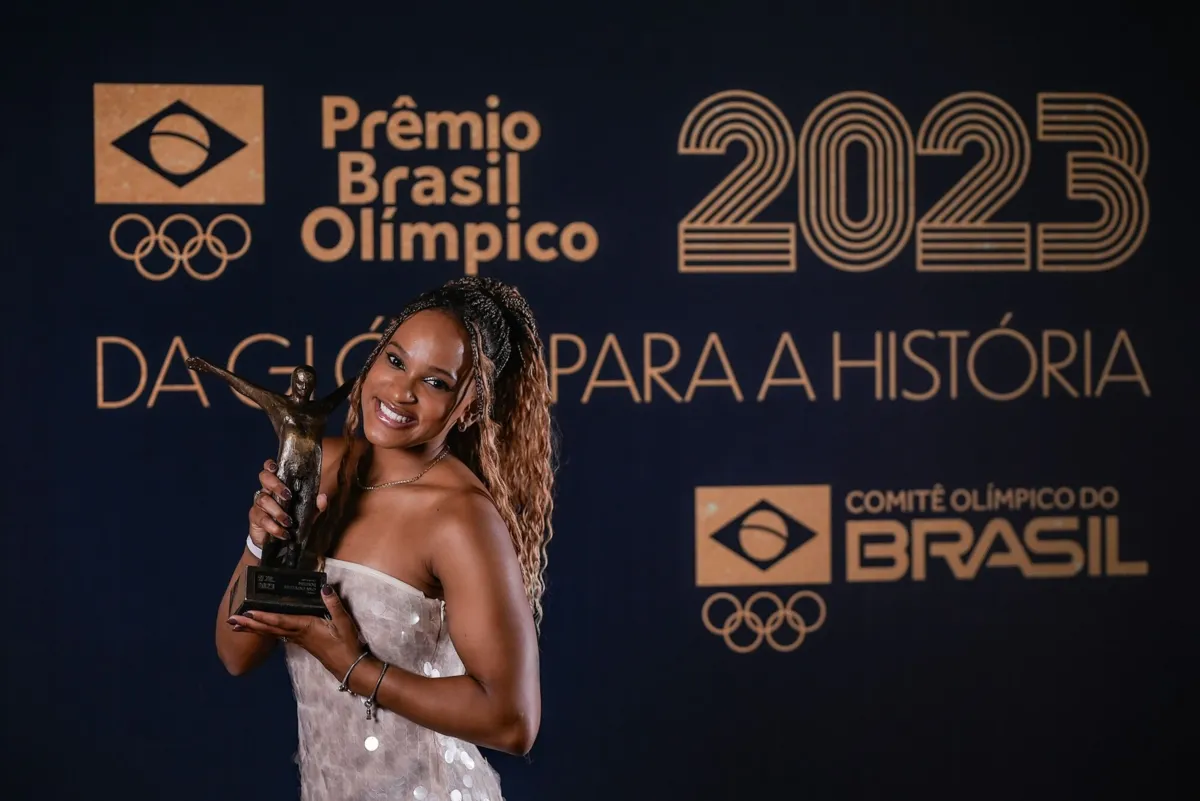 Rebeca vai à final, e Brasil encaminha vaga no feminino em Paris 2024, ginástica  artística