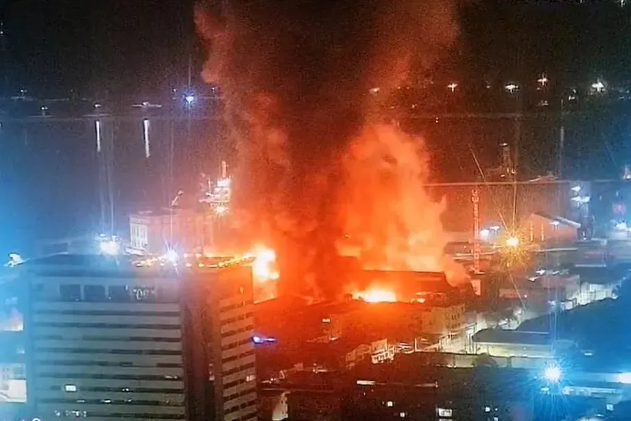 Incêndio de grandes proporções foi visto por moradores na Baixada Santista