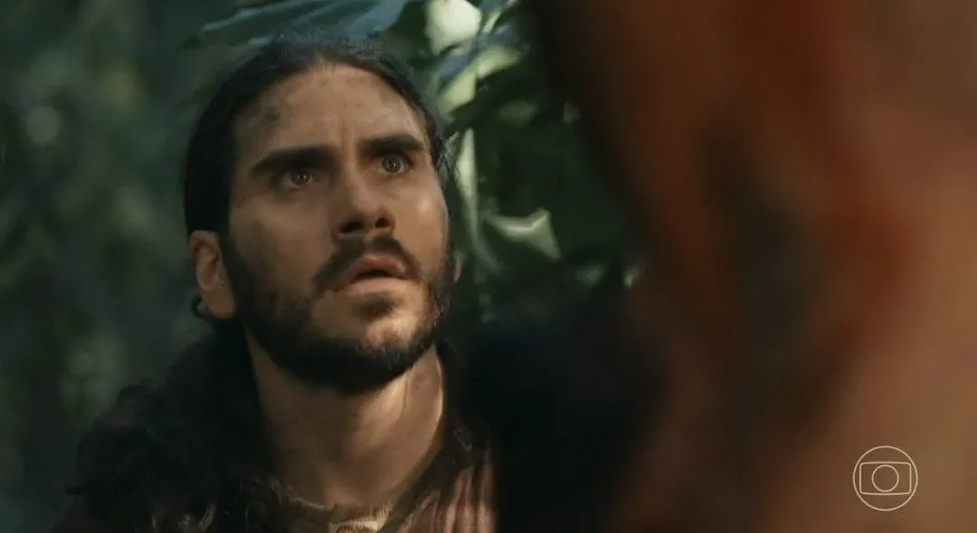 O protagonista foi torturado pelos capangas do coronel Firmino (Enrique Diáz) logo após fincar o seu facão aos pés do Jequitibá-Rei