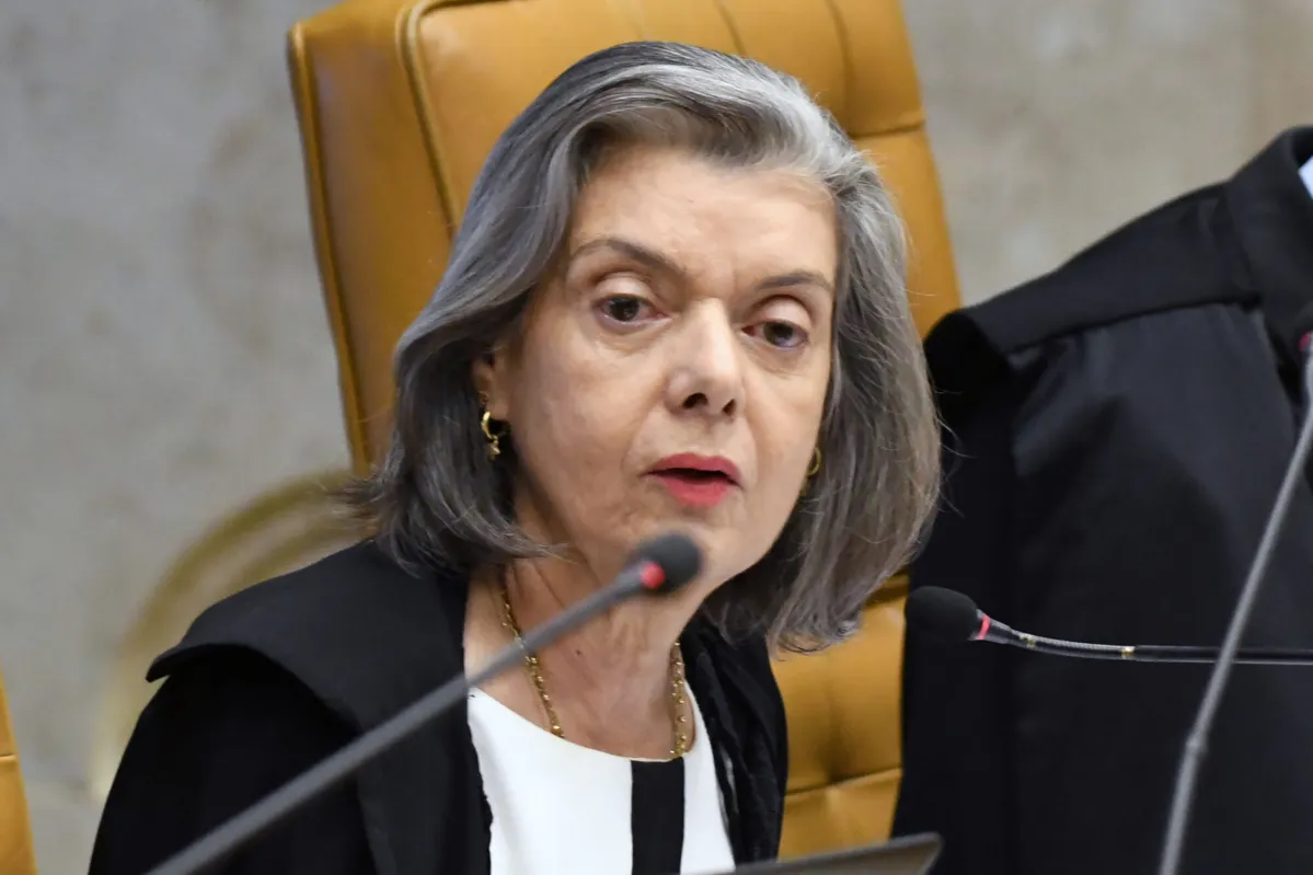 A ministra Cármem Lúcia intimou Bolsonaro e Janones a se manifestarem em queixa-crime