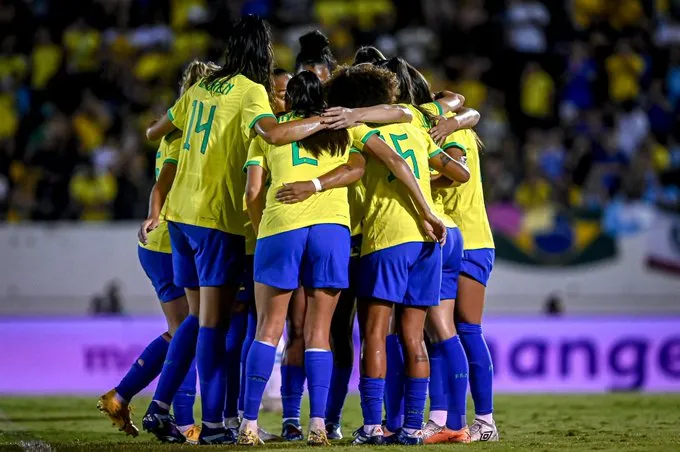 Seleção feminina comemorando gol em amistoso