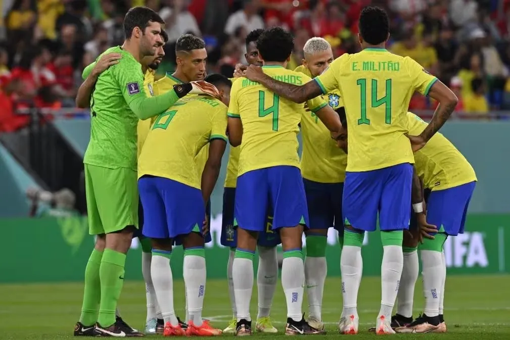 Jogadores da seleção brasileira em jogo contra a Suíça