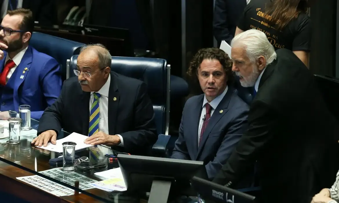 Senadores discutem projeto no plenário do Senado