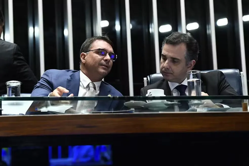 Relator do projeto, senado Flávio Bolsonaro, e o presidente da Casa, Rodrigo Pacheco