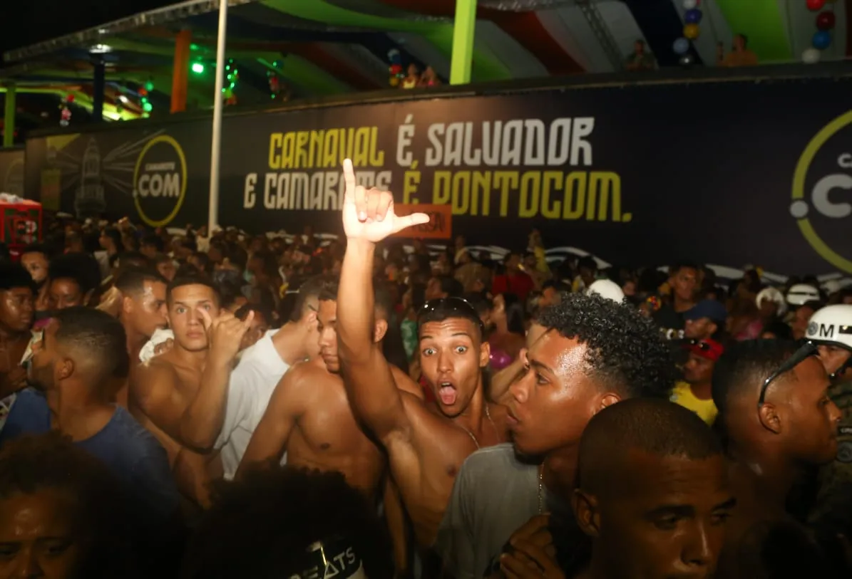 População curtindo o pipoco no circuito Orlando Tapajós