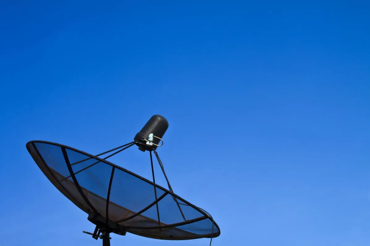 Para realizar a troca da antena, o beneficiário deve procurar a iniciativa "Siga Antenado" pelo site ou telefone