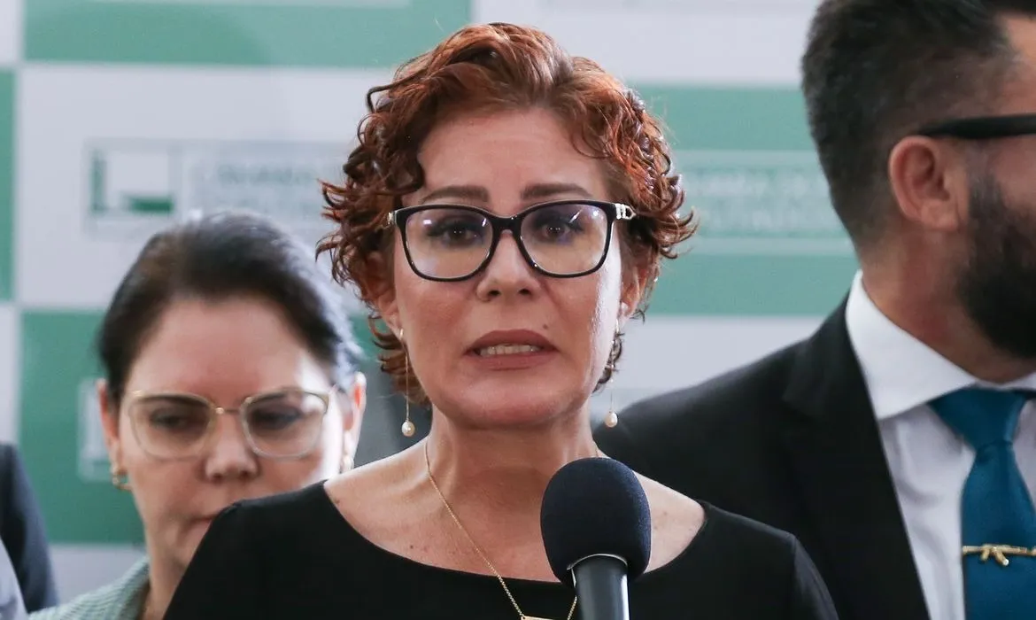 Carla Zambelli é multada em R$ 30 mil por divulgar notícias falsas sobre o processo eleitoral