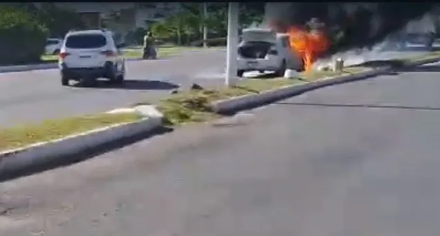Testemunhas que estavam no local contaram que o fogo se alastrou pelo automóvel rapidamente