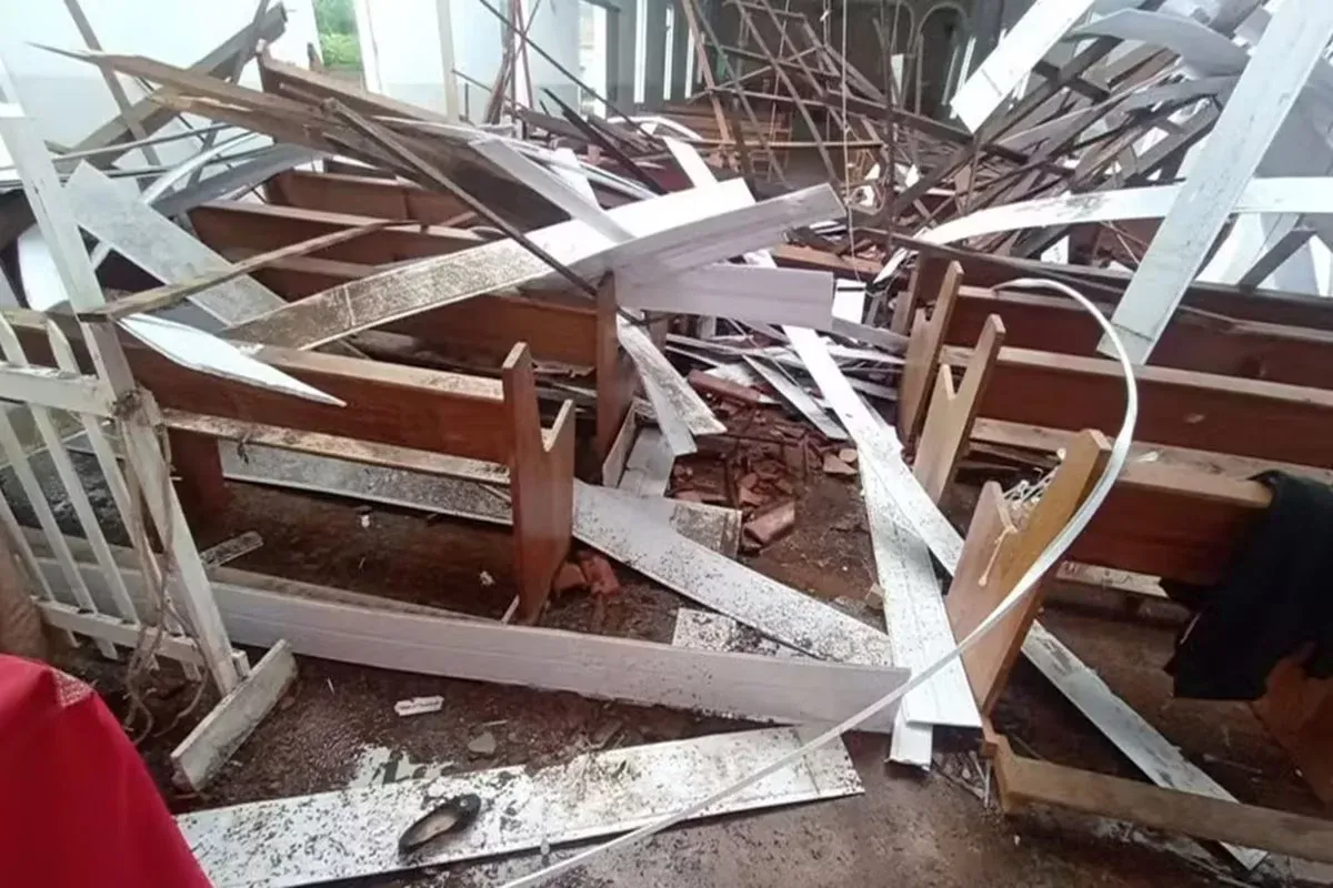 O teto desabou em uma das igrejas de Montezuma, no interior de Minas Gerais