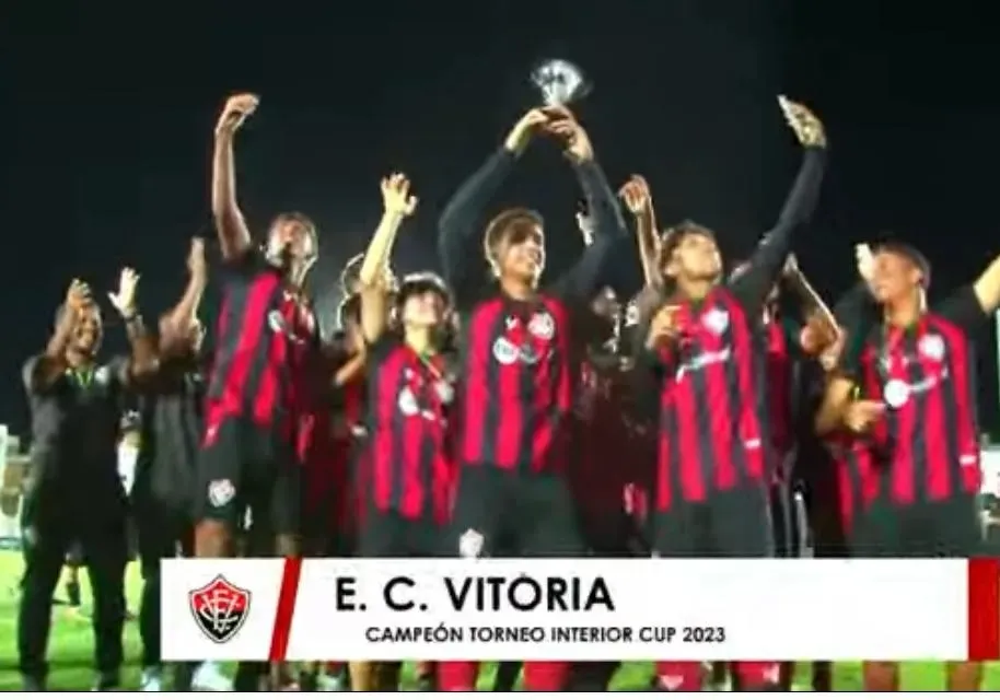 Time Sub-16 do Vitória celebra a conquista da Interior Cup