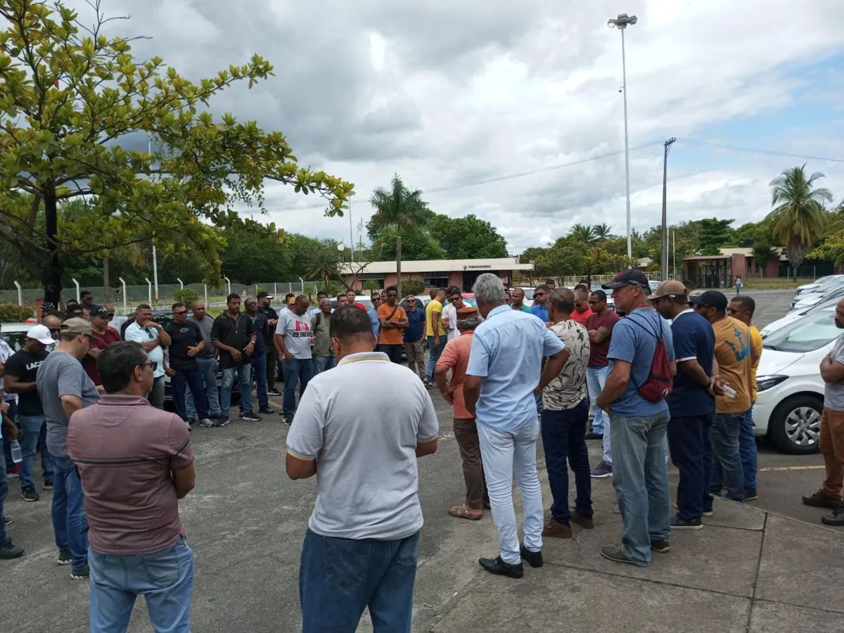 Trabalhadores da Caraíba se reuniram na porta da empresa e pretendem acampar no local para cobrar salários em atraso