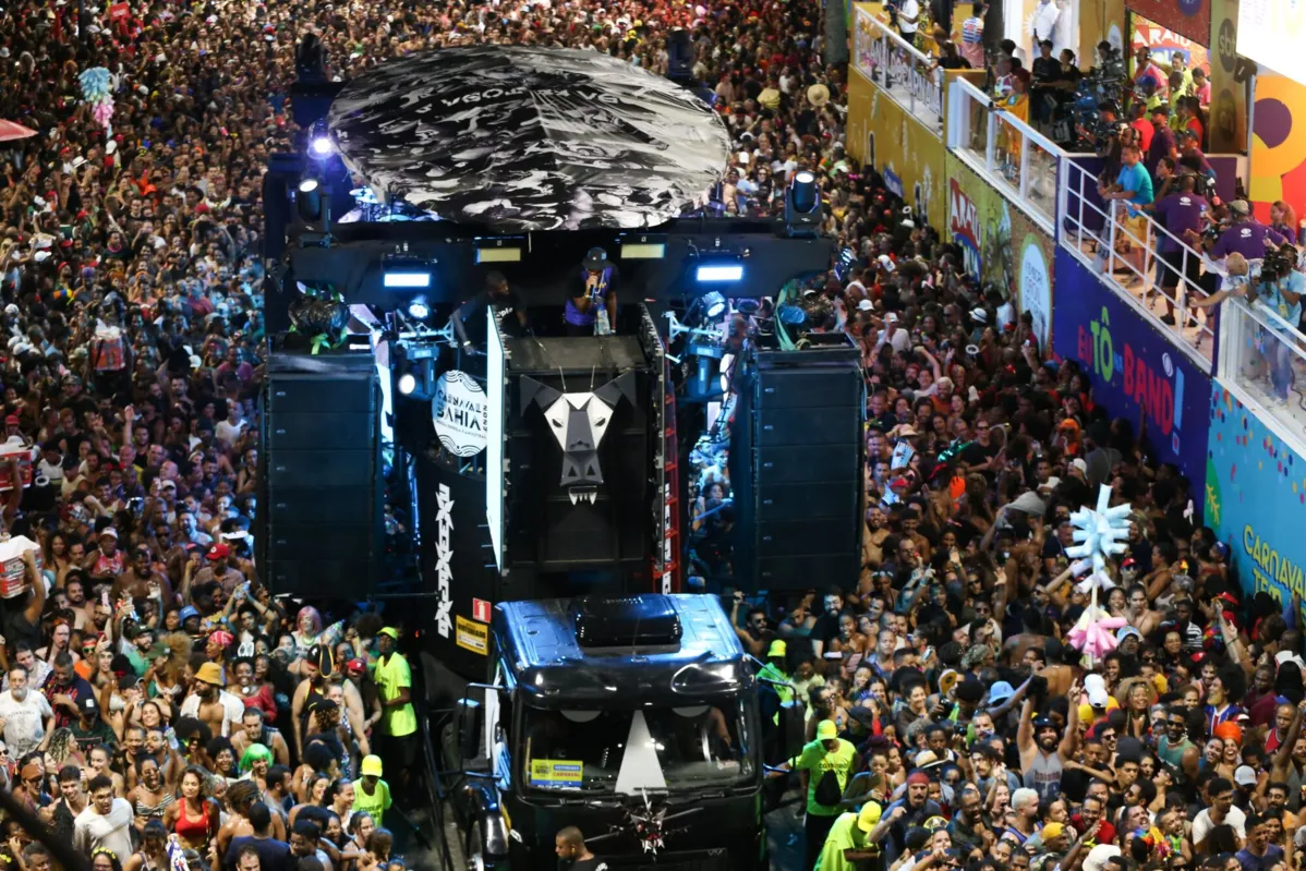 Tradicional no Carnaval, a pipoca da BaianaSystem arrastou uma multidão