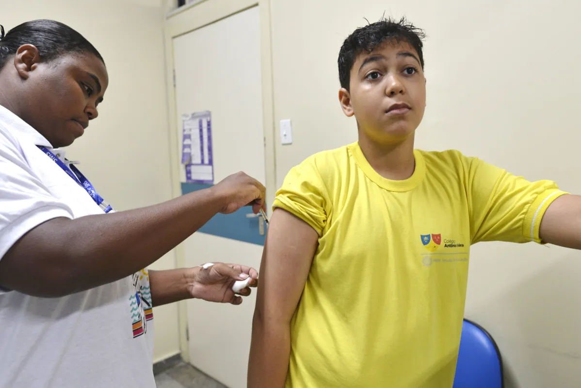 Davi, 11 anos, foi vacinado logo no primeiro dia
