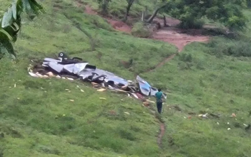Avião caiu na manhã deste domingo e deixou ao cinco mortos