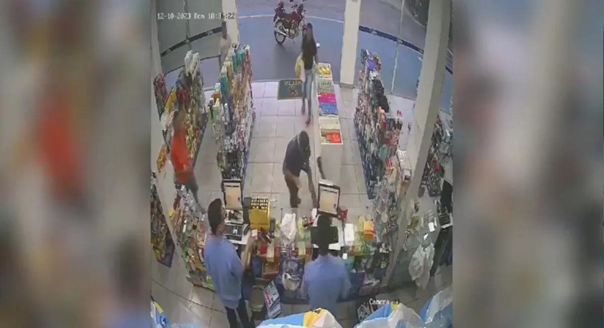 Imagens mostram o momento em que o homem tenta retirar algo do bolso do idoso