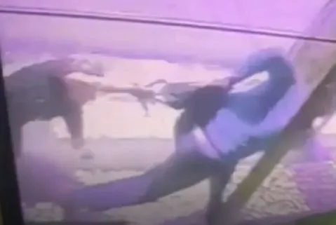 No vídeo é possível perceber que o criminoso que roubou a mulher utiliza uma arma