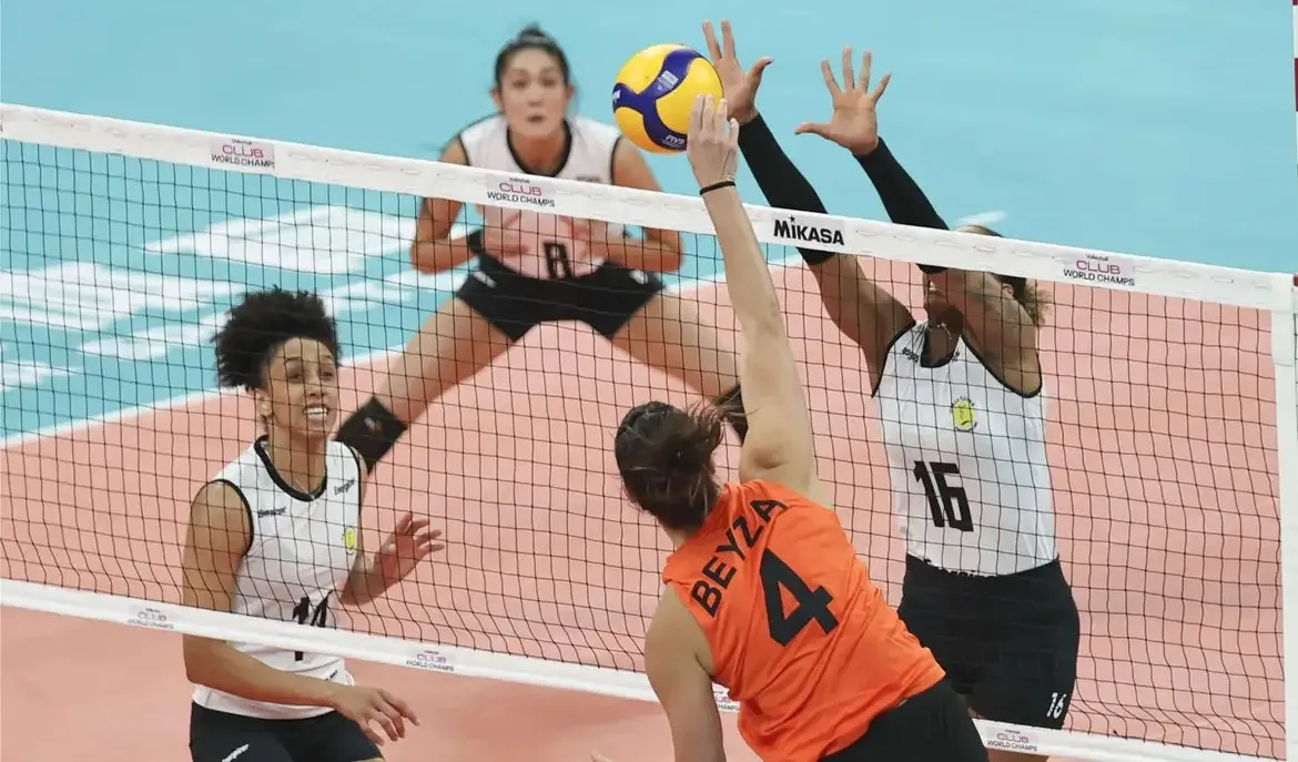 China abre mundial de vôlei feminino com vitória em sets diretos