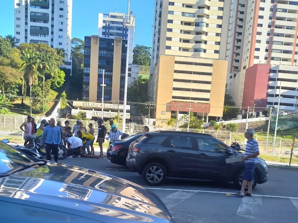 Acidente deixa uma pessoa ferida na Av. ACM