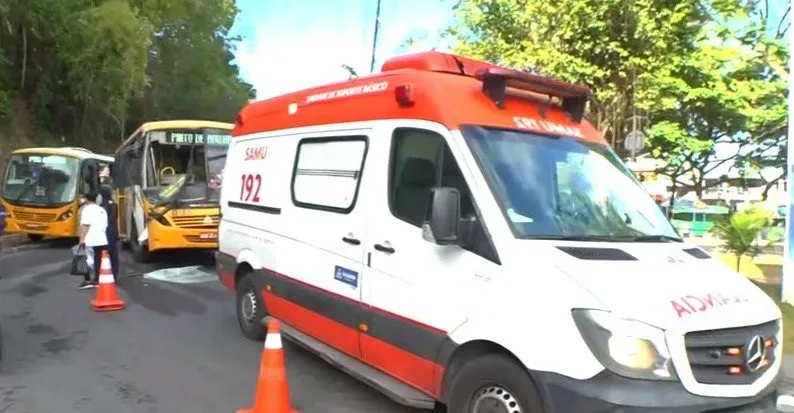 Batida entre dois micro-ônibus deixa um ferido em São Marcos