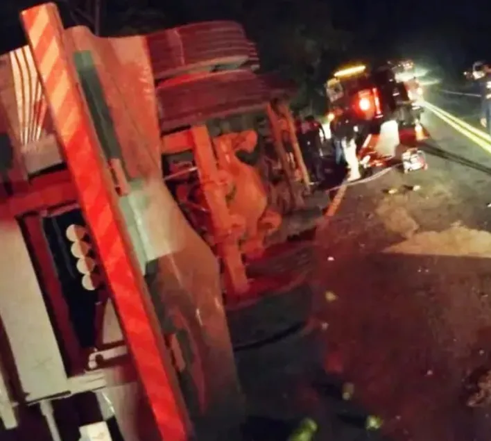 O caminhão que uma das vítimas estava tombou em uma rodovia federal, em um trecho conhecido como Curva da Tarifa