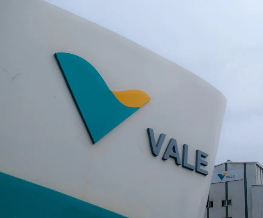 Dalian (China), 16/04/2013 - Logo da Vale e bandeiras da Vale, do Brasil e da China; na entrada da Vale Nickel Dalian (VND), refinaria de níquel. [Legenda original AFP: View of Vale logo with the main production facility and flagpoles seen from the entrance to the Vale Nickel Refinery in Dalian operated by VALE Brasil]. Foto: Olli Geibel / AFP