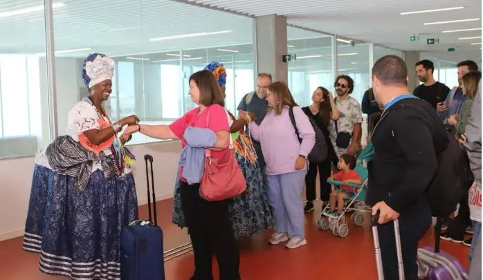 São três linhas semanais, às terças e sextas-feiras e aos domingos