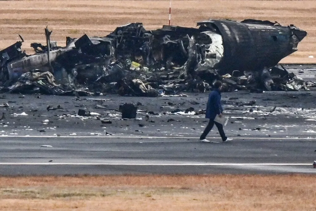 Avião da Japan Airlines (JAL) colidiu com um pequeno avião da Guarda Costeira