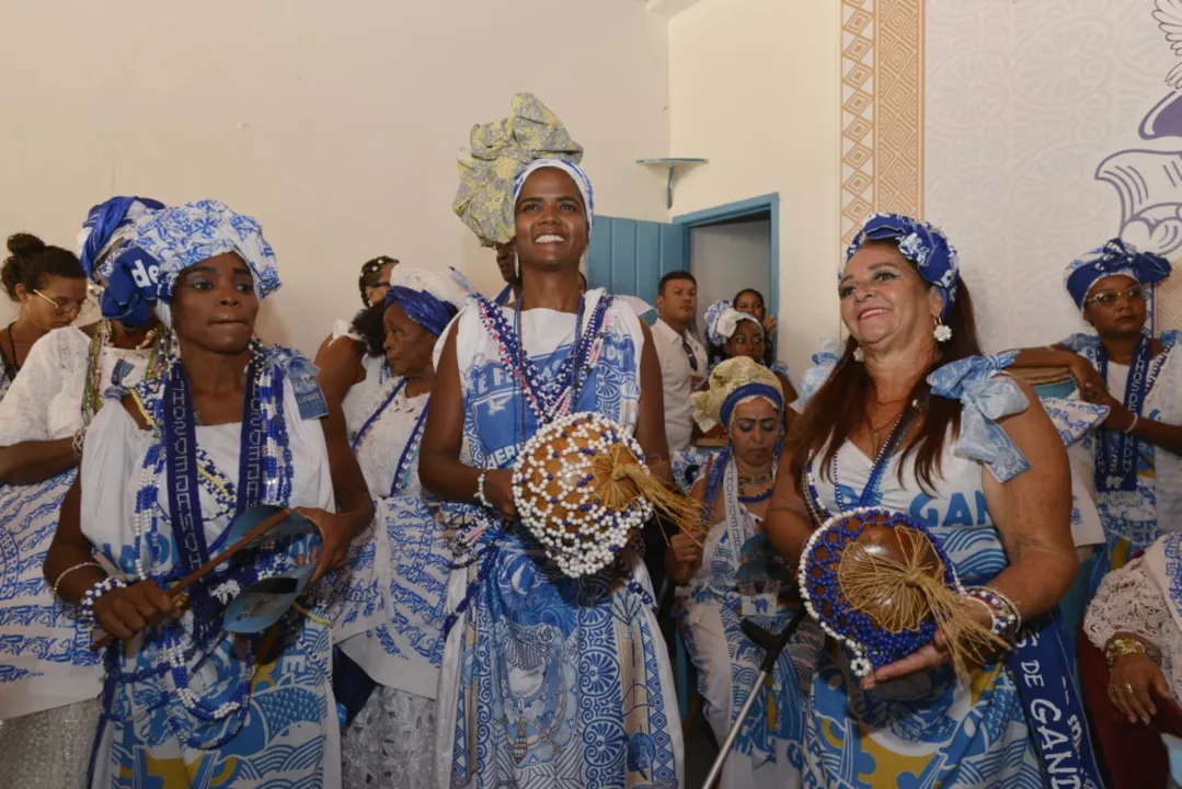 Traje oficial (no meio) do afoxé neste ano