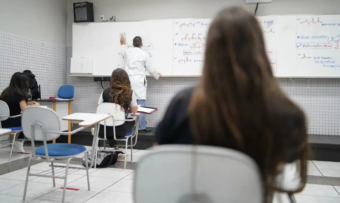 O governo federal informou que 2,5 milhões de estudantes serão beneficiados com o pagamento da poupança