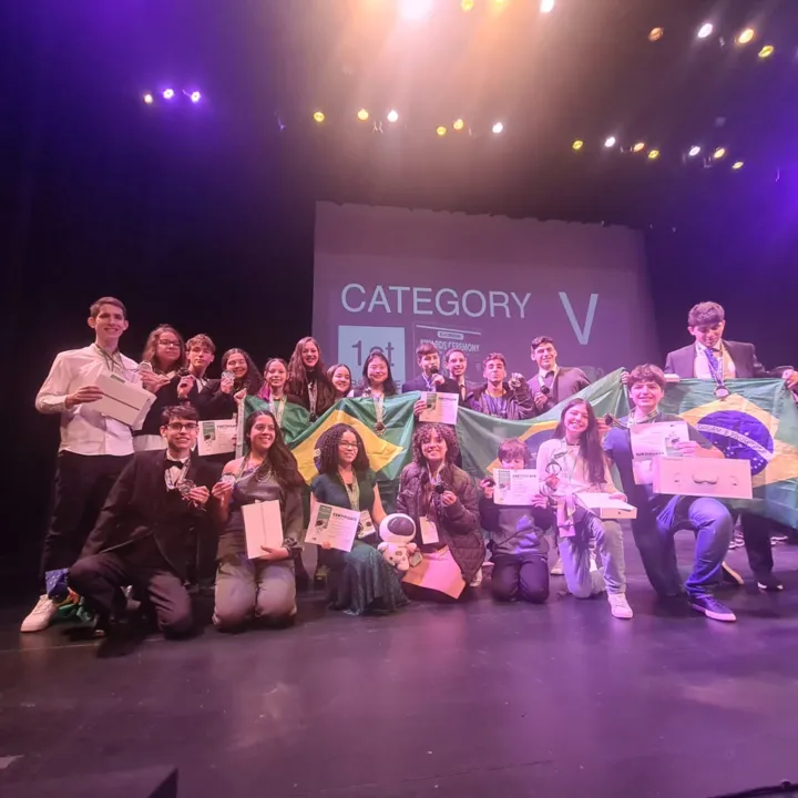 O aluno Levy Santana ganhou medalha de Bronze e as alunas Hanna Barbosa e Louise Simões, ganharam medalhas de Prata, únicos representantes de um Colégio público do Brasil entre alunos de 21 países