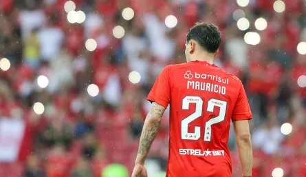 Maurício, de 22 anos, meio-campista do Internacional.