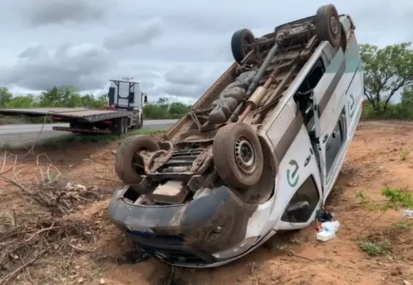 O veículo capotou e ficou com as rodas pra cima